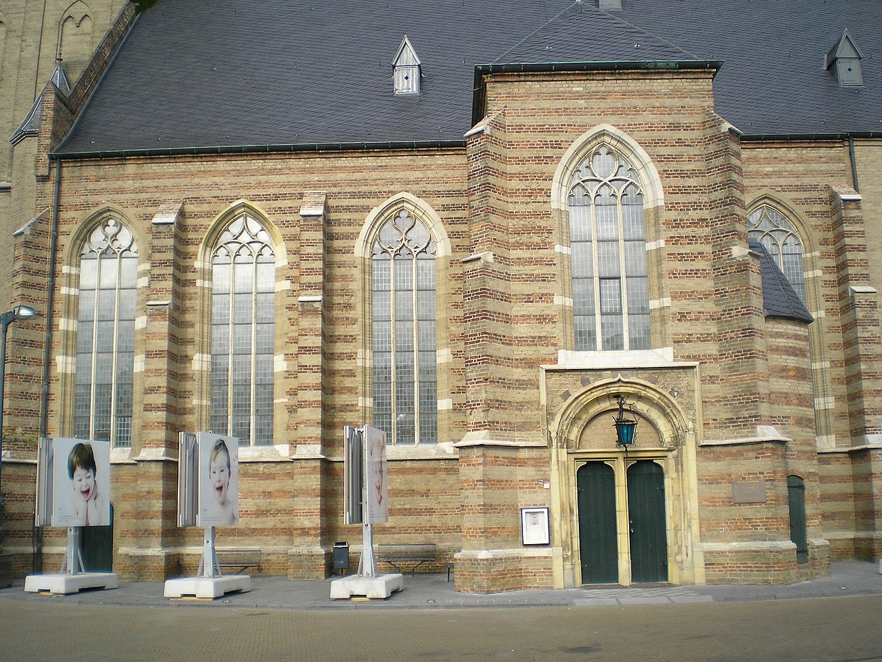 The south porch of the Catharinakerk, its arched entrance in daylight.